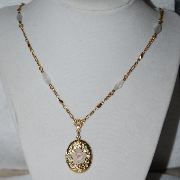 Gorgeous Floral Locket on Super Feminine Chain - Picture 2 of 8